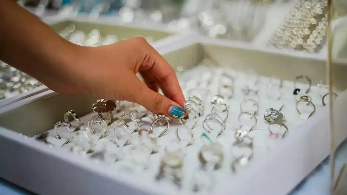 Penurunan Harga Emas Perhiasan 24K Hari Ini