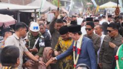 Jokowi Berinteraksi dengan Warga di Acara Khitanan di Cirebon