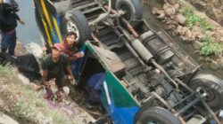 Minibus Keluarga Terperosok ke Kali Cikumpa, Polisi Masih Selidiki