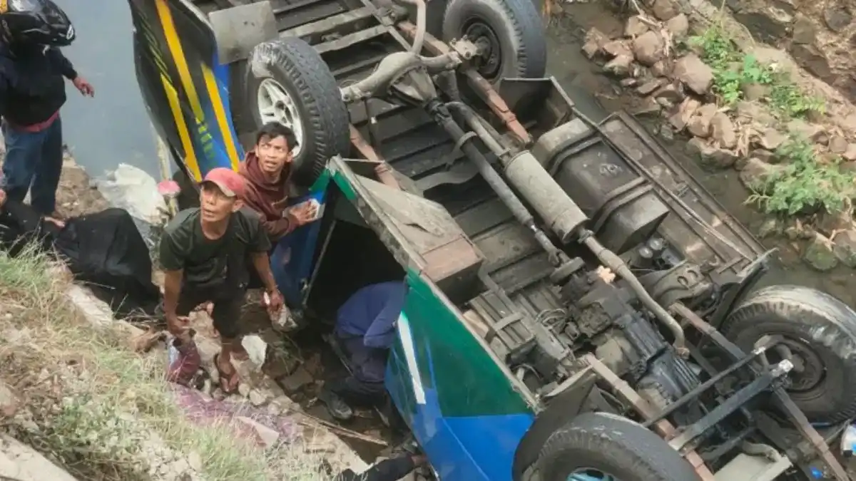 Minibus Keluarga Terperosok ke Kali Cikumpa, Polisi Masih Selidiki