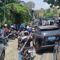 Kecelakaan Elf di Kali Cikumpa: Proses Evakuasi dan Dampak Lalu Lintas di Depok