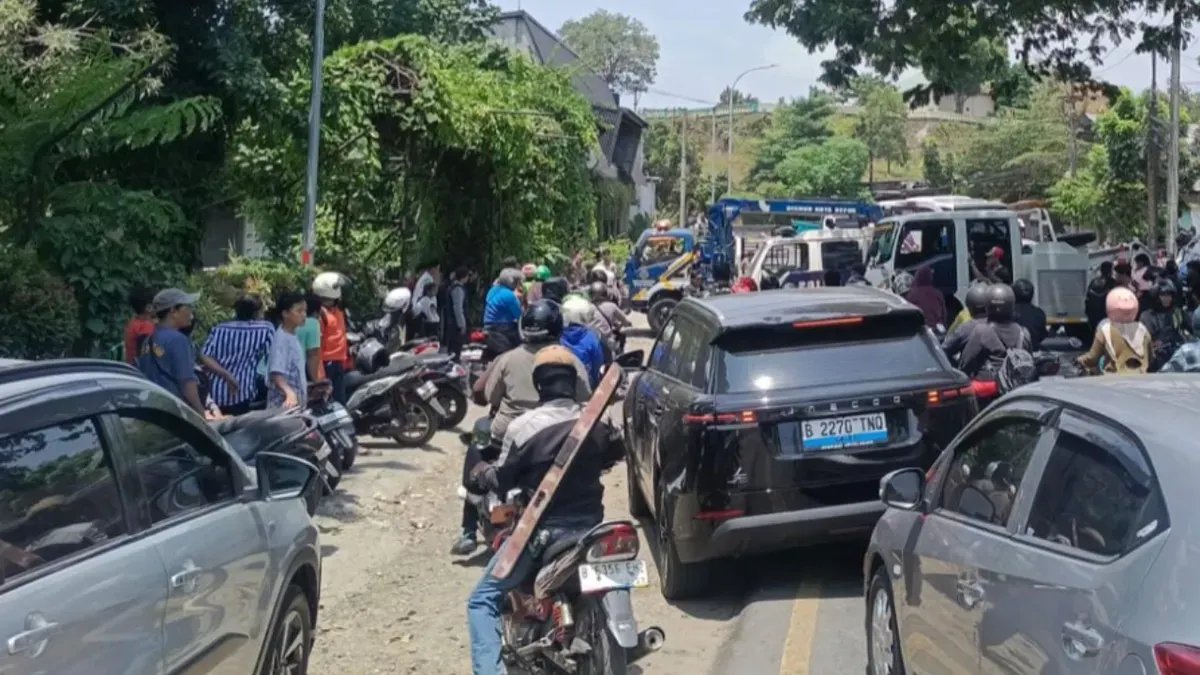 Kecelakaan Elf di Kali Cikumpa: Proses Evakuasi dan Dampak Lalu Lintas di Depok