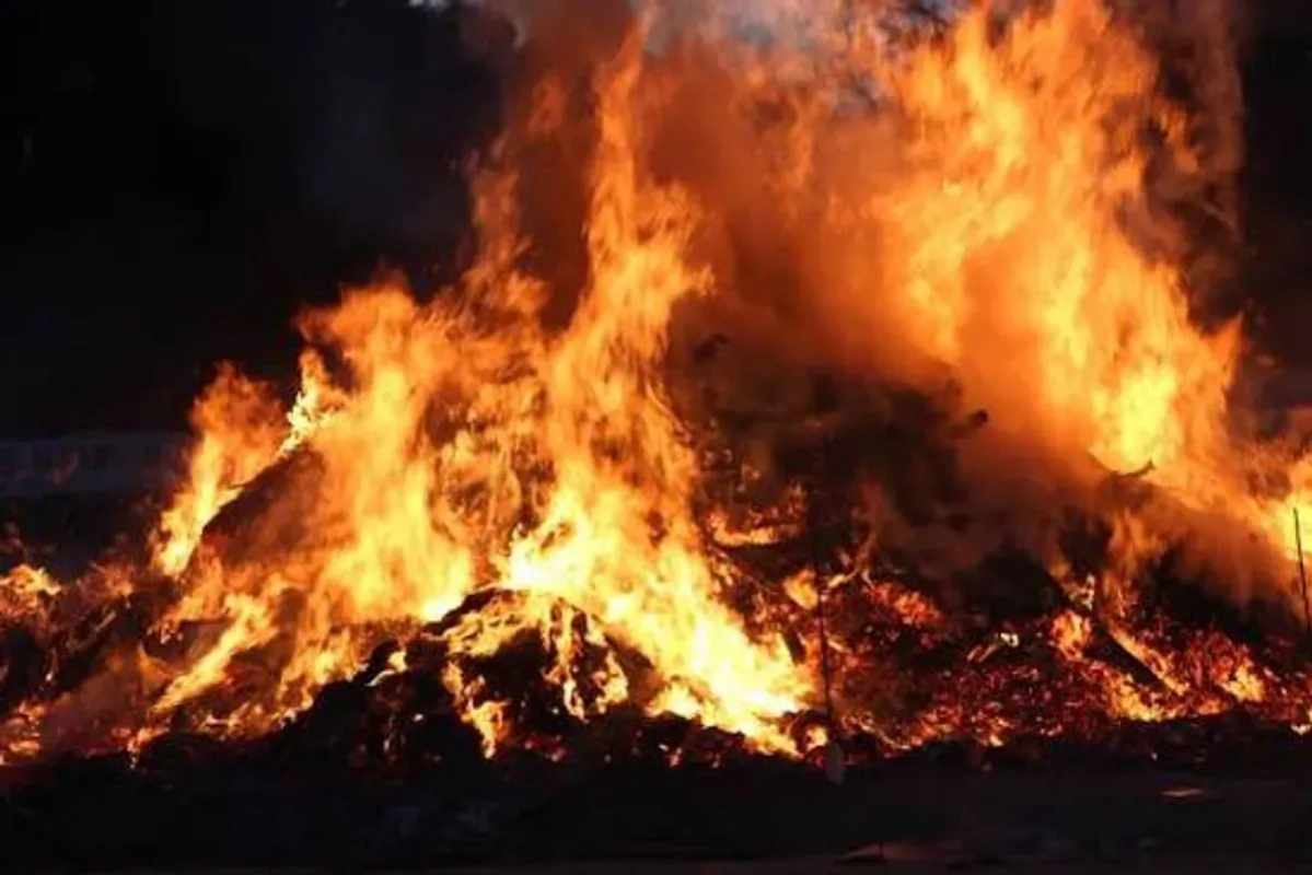 Kebakaran Besar Melanda Kawasan Gudang di Kosambi