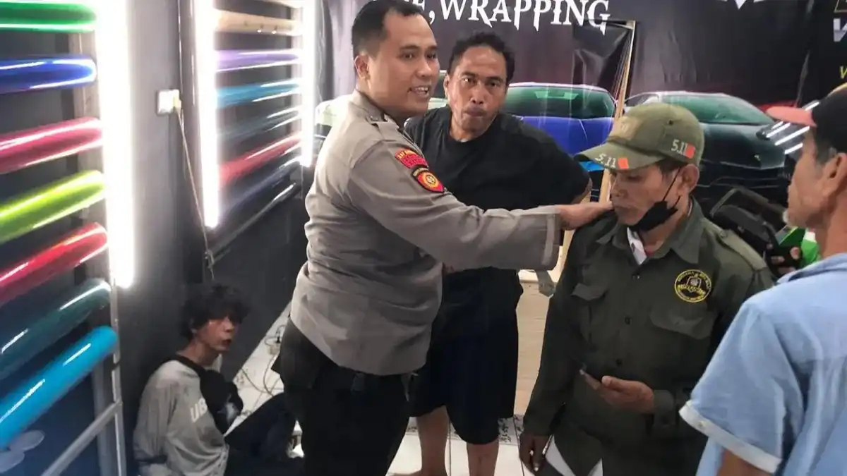 Massa Menghukum Pelaku Pencurian Motor di Cipayung