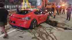 Kecelakaan Mobil Sport Porsche di Tol Desari