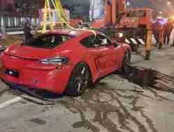 Kecelakaan Mobil Sport di Tol Desari
