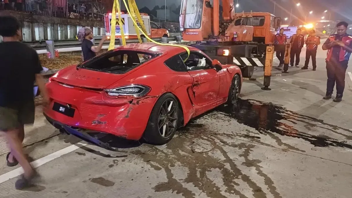 Kecelakaan Mobil Sport Porsche di Tol Desari