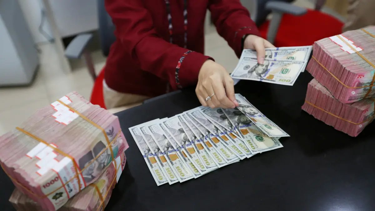 Rupiah Diperkirakan Melemah Seiring Tekanan Ekonomi