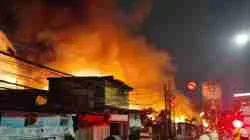 Kebakaran Hebat Melanda Rumah Tinggal di Kebayoran Lama Kebakaran Hebat Melanda Rumah Tinggal di Kebayoran Lama