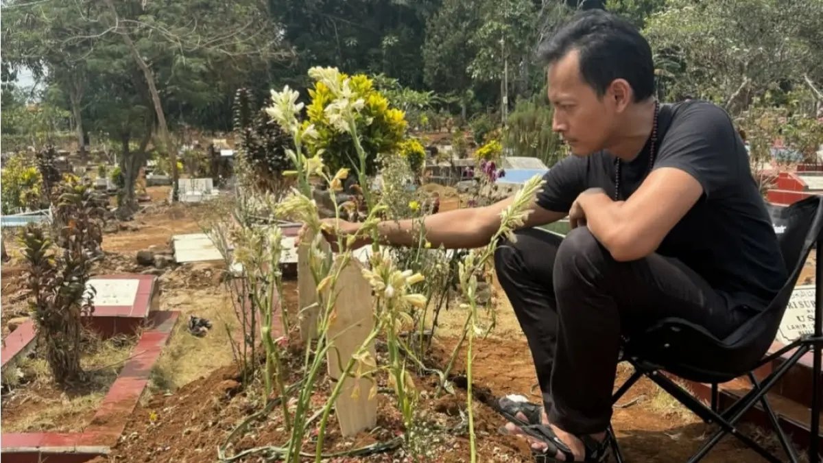 Fedi Nuril Kenang Aries Garasi dalam Ziarah Fedi Nuril Kenang Aries Garasi dalam Ziarah