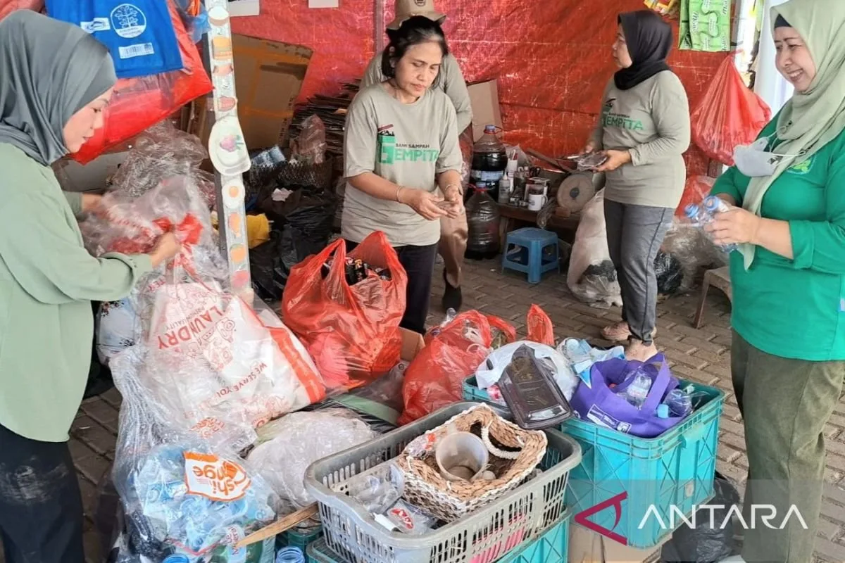 Inisiatif Kartini Bekasi untuk Mengatasi Limbah Plastik Inisiatif Kartini Bekasi untuk Mengatasi Limbah Plastik