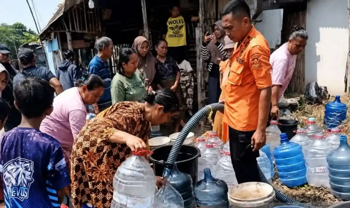Krisis Air di Cirebon Akibat Kemarau Panjang Krisis Air di Cirebon Akibat Kemarau Panjang