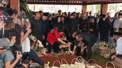 Pemberian Penghormatan Terakhir untuk Guruh Soekarnoputra