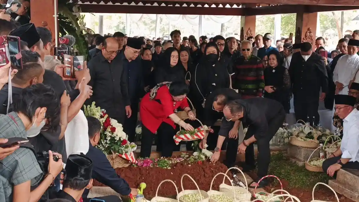 Pemberian Penghormatan Terakhir untuk Guruh Soekarnoputra Pemberian Penghormatan Terakhir untuk Guruh Soekarnoputra