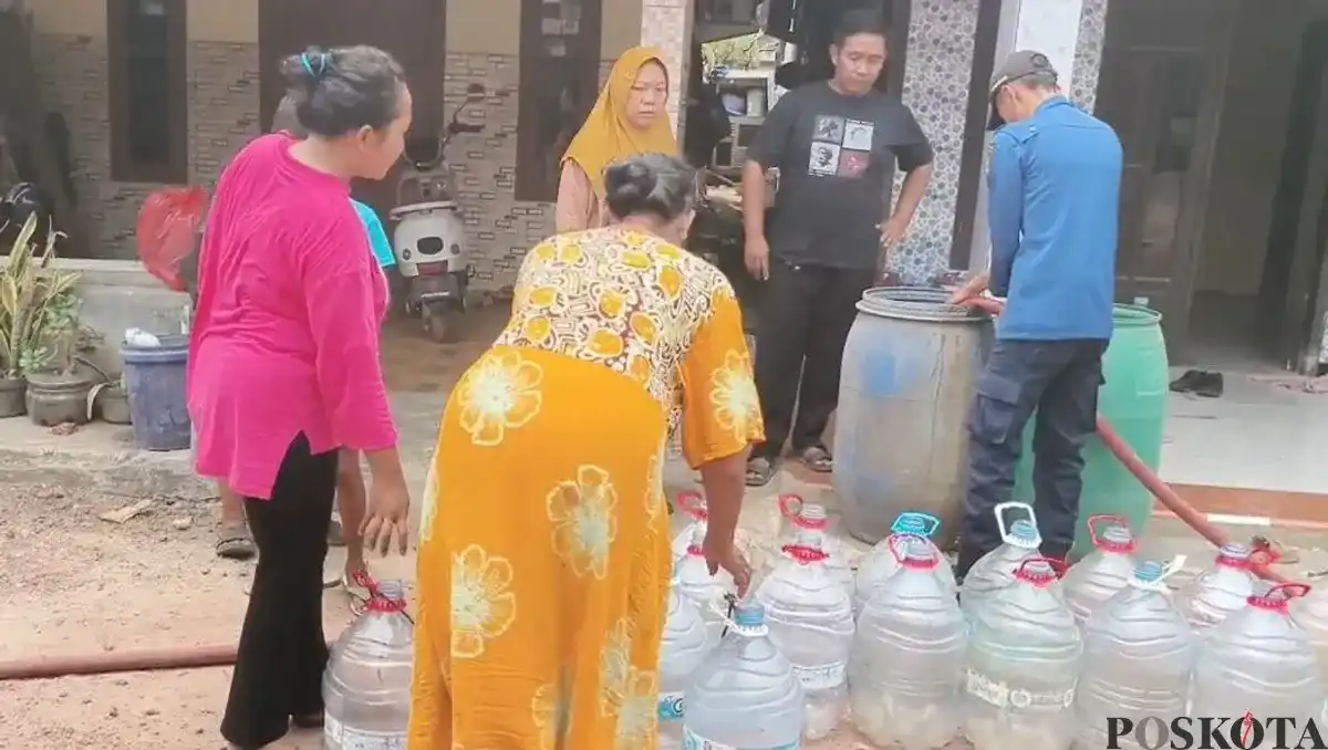 Krisis Air Bersih di Tangerang: Warga Tempuh Jarak Jauh untuk Mendapatkan Air