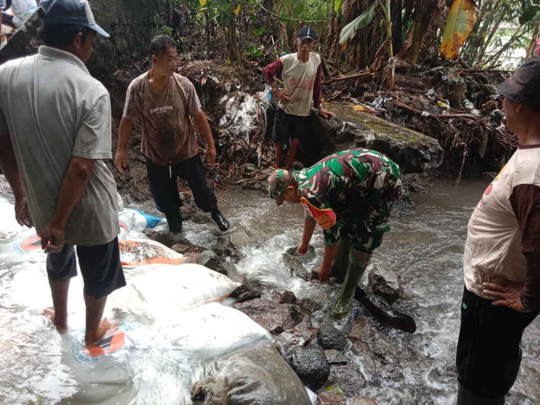 Wujud Nyata Ketahanan Pangan, Babinsa Kelurahan Tanggung Bersama Petani Gotong Royong Perbaiki Saluran Irigasi