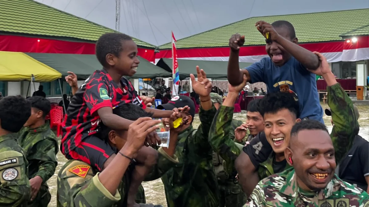 Tawa Ceria Prajurit Marinir dan Anak-Anak Deiyai Semarakkan HUT TNI ke-81