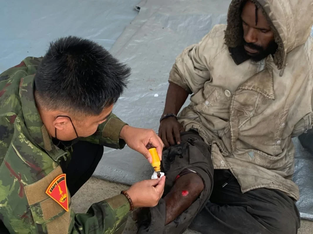 Satgas Yonif 2 Marinir Obati Luka Warga Kampung Waghete