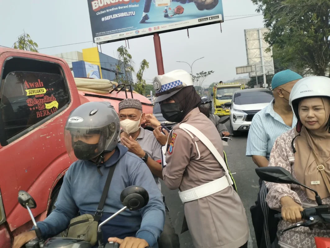 Hadir Melayani, Satlantas Polresta Sorong Kota Bagikan Masker dan Pelayanan SIM Keliling
