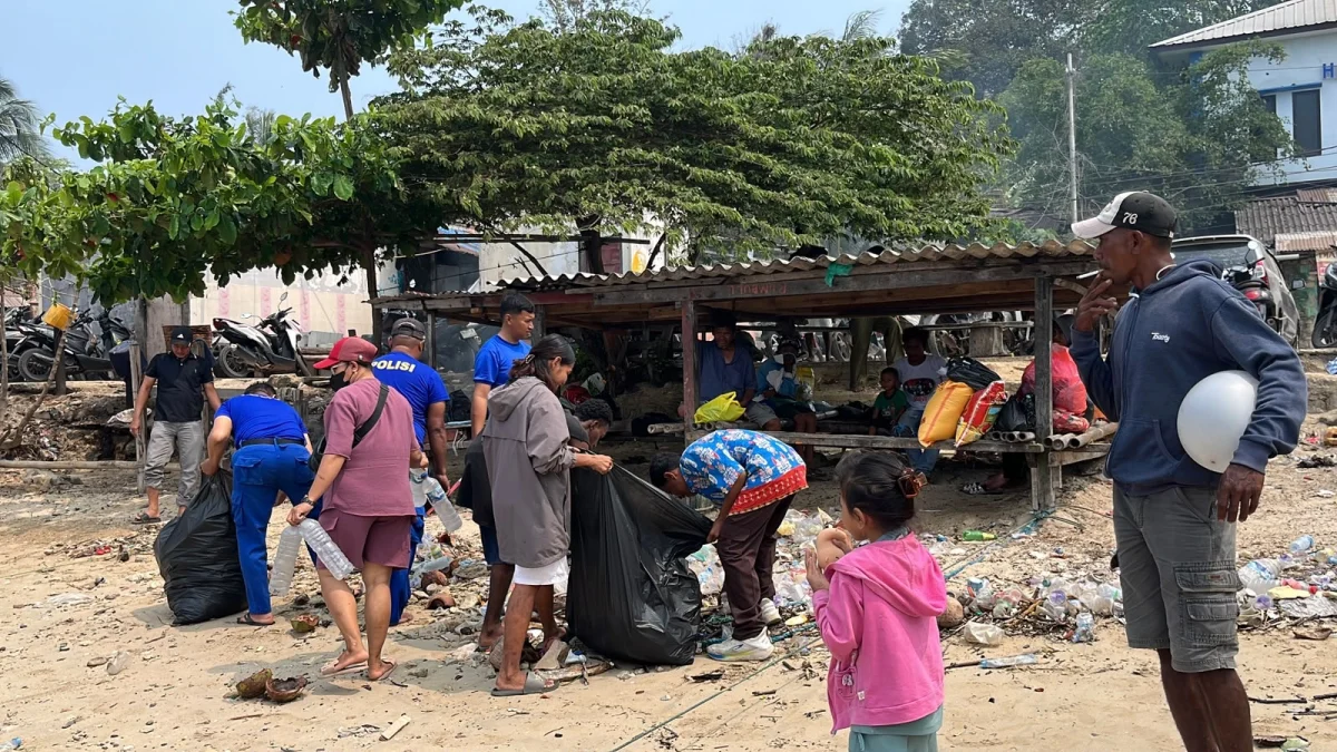 Gerakan Indonesia ASRI, Satpolairud Polresta Sorong Kota Ajak Warga Jaga Kebersihan Pantai