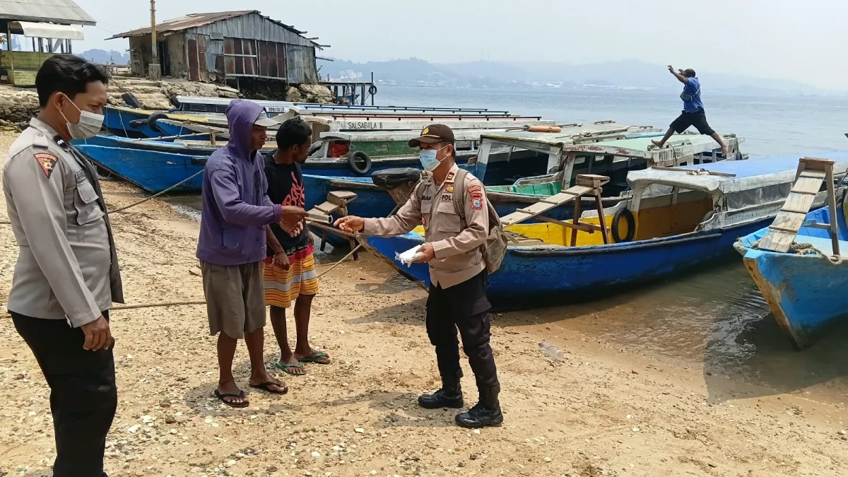 Polsek Sorong Kepulauan Bagikan Masker, Imbau Warga Jaga Kesehatan