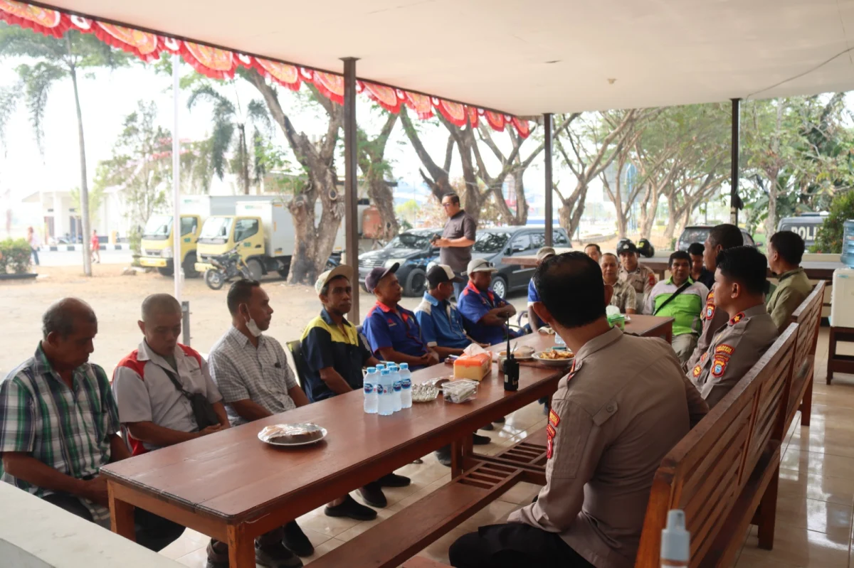 Ngopi Bareng Masyarakat, Polresta Sorong Kota Serap Aspirasi Pengemudi Taksi Bandara dan Porter