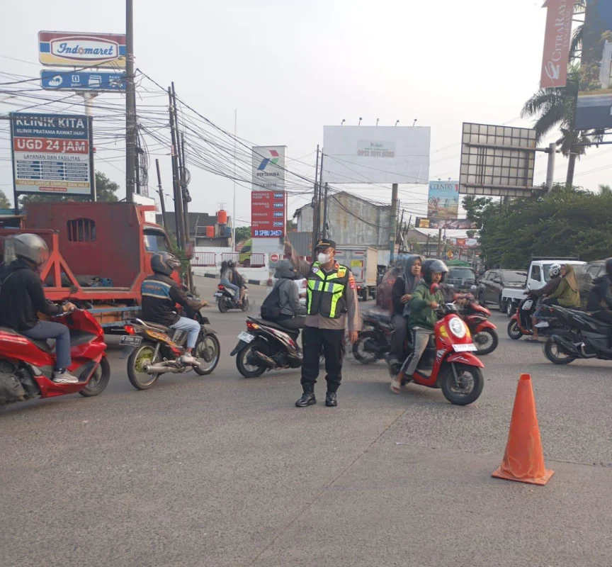 PECAK Sore, IPTU Rusandi Atur Lalu Lintas di Perempatan Cikupa Mas
