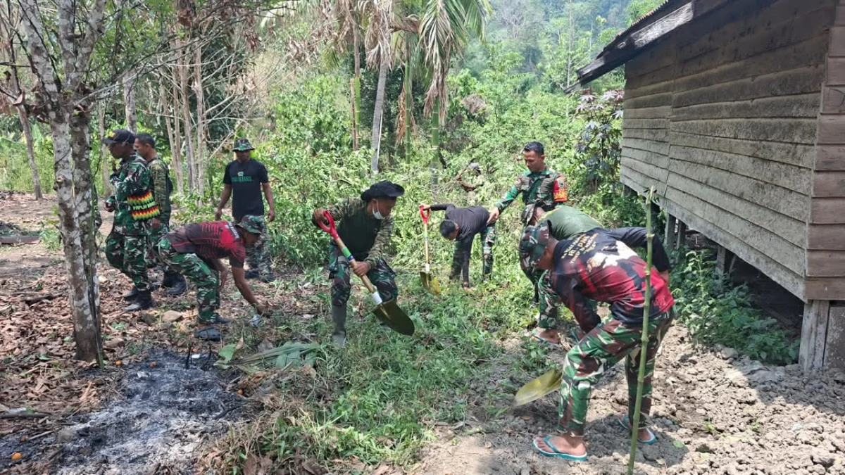 Anggota Kodim 1808/Mansel Bersama Masyarakat Gotong Royong Bersihkan Lokasi Pembangunan MCK
