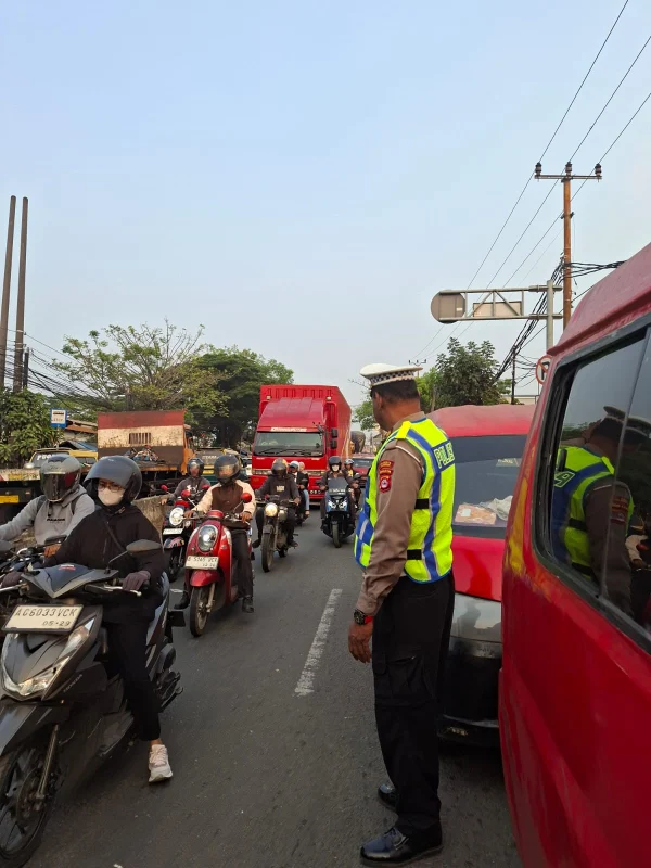 PECAK Sore, IPTU Pius J Bersama AIPTU Asep Atur Lalu Lintas di PT Cingluh
