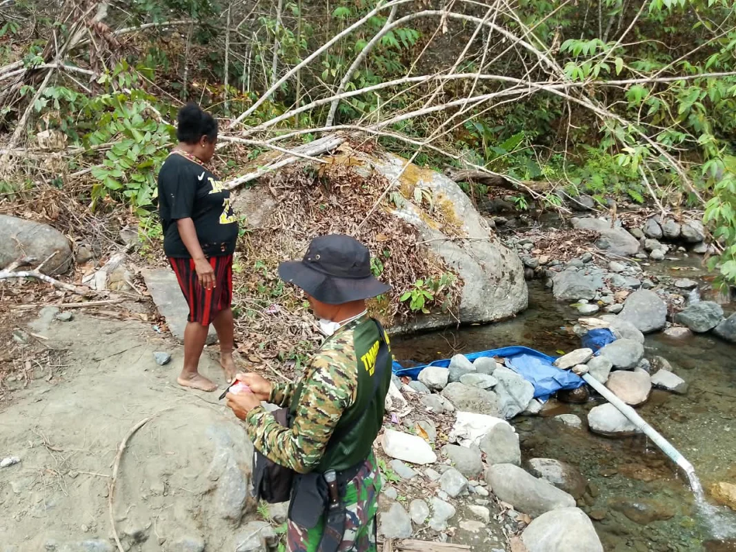 DUKUNG KETERSEDIAAN AIR BERSIH, SATGAS TMMD KE-130 KODIM 1808/MANSEL LAKSANAKAN PENGECEKAN dan PENYIAPAN PIPANISASI di KAMPUNG YAMBOI