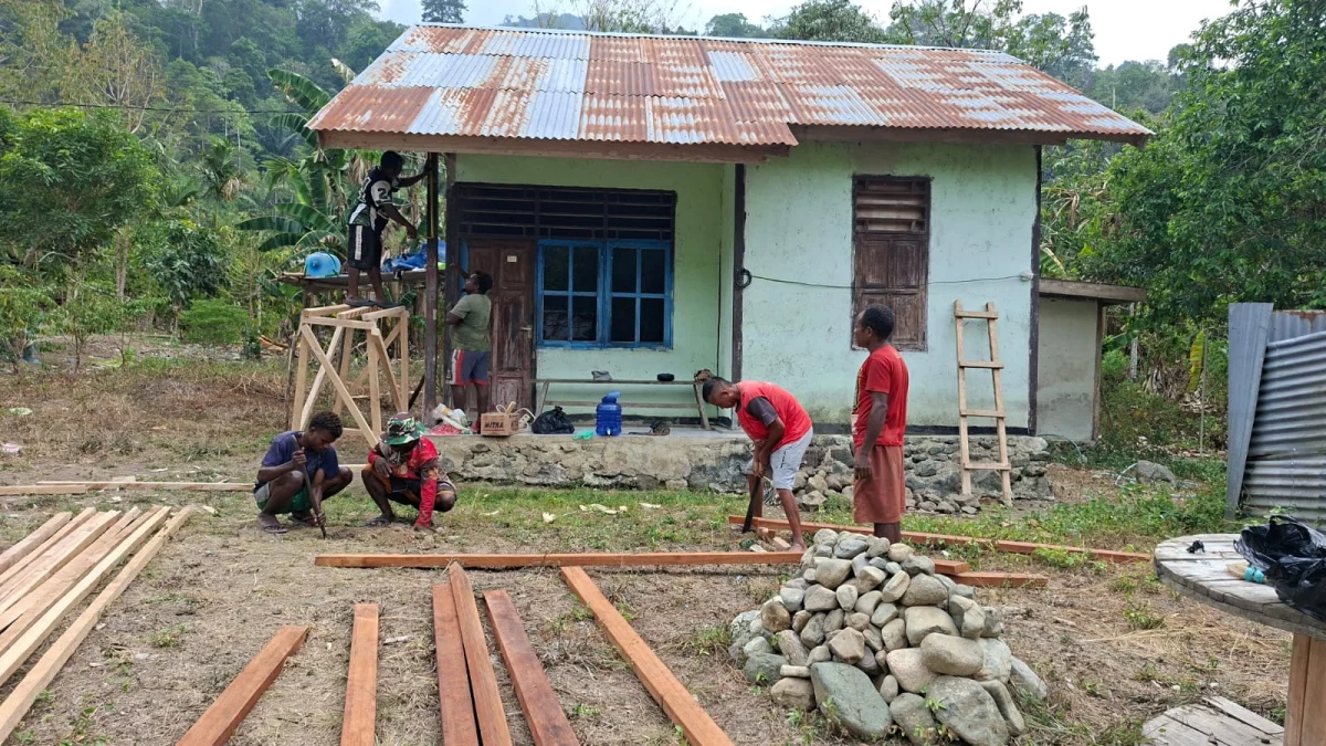 Satgas TMMD ke-130 Kodim 1808/Mansel Bergerak, Rehab Rumah Tidak Layak Huni untuk Tingkatkan Kesejahteraan Masyarakat
