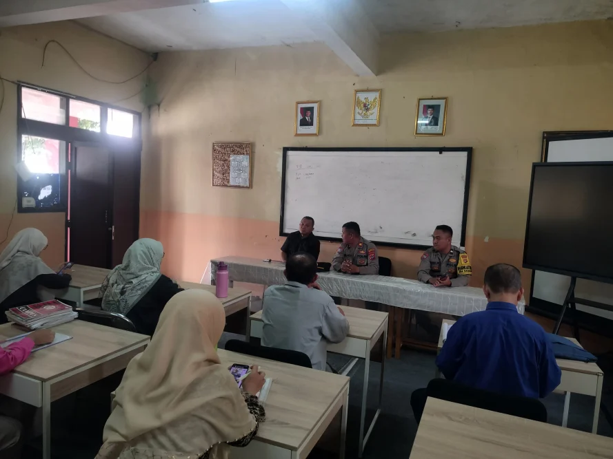 IPTU Mahdi Bersama Bhabinkamtibmas Sambangi SMK Wipama, Imbau Pelajar Tidak Ikut Unjuk Rasa ke Jakarta