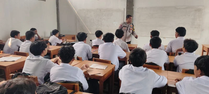 Aiptu Tri Iskandar dan Aiptu Budiansyah Sambangi SMK Maha Karya, Imbau Pelajar Tidak Ikut Aksi Unjuk Rasa ke Jakarta