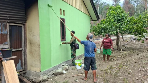 Satgas TMMD Ke-130 Kodim 1808/Mansel Bersama Warga Lanjutkan Pengecatan Rumah Di Kampung Yamboi Gunung