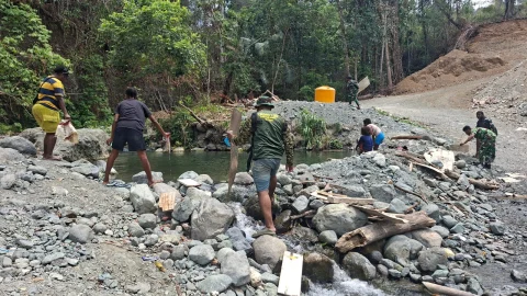 Satgas TMMD Ke-130 Bersama Warga Gotong Royong Bersihkan Sungai Yamboi