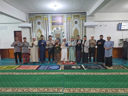 Polisi Bersama Masyarakat, Subuh Keliling Jadi Ruang Dialog Polsek Sorong Kota dengan Jemaah Masjid