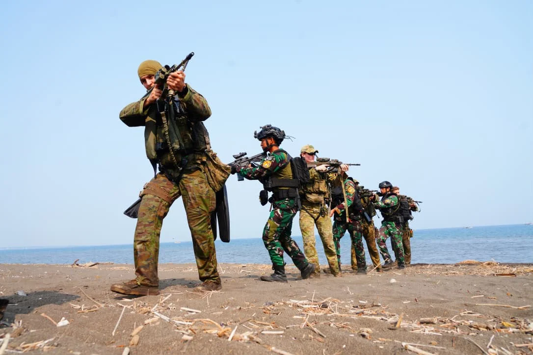 Jelang Demo Pendaratan Amfibi, TNI–ADF Mantapkan Latihan di Pantai Banongan