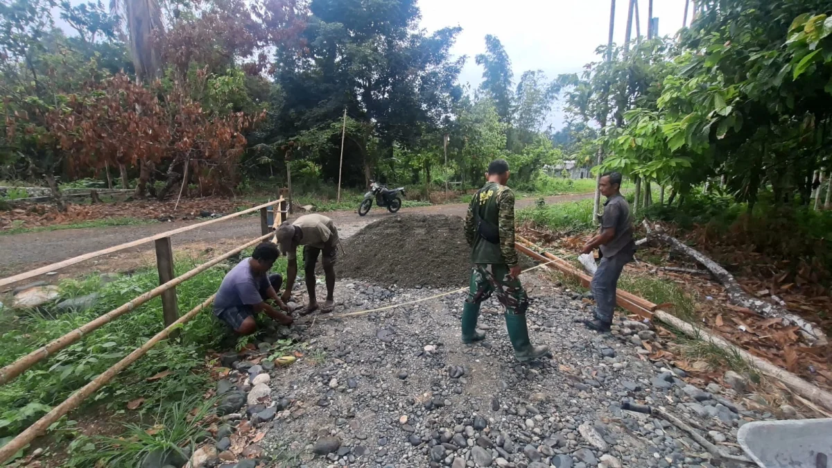Bergotong Royong, Satgas TMMD ke-130 Kodim 1808/Mansel Bersama Masyarakat Membangun Jalan