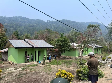 Warna Baru, Semangat Baru : Satgas TMMD ke-130 Percantik Rumah Warga Oransbari