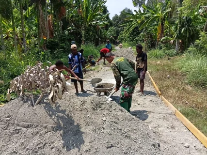 Cuaca Panas Tak Surutkan Semangat, Satgas TMMD Ke-130 Bersama Warga Percepat Penyelesaian Akses Jalan Masyarakat