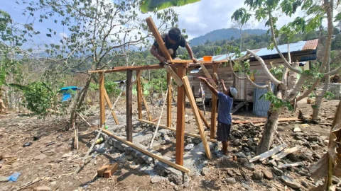 Lanjutkan Pembangunan MCK Warga Kampung Yamboi Gunung : Progres Capai 50 Persen