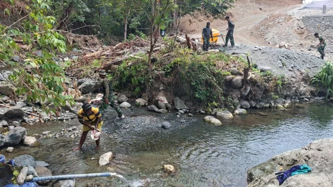 Peduli Keasrian Alam, Satgas TMMD Ke-130 dan Warga Gotong Royong Bersihkan Sungai Yamboi