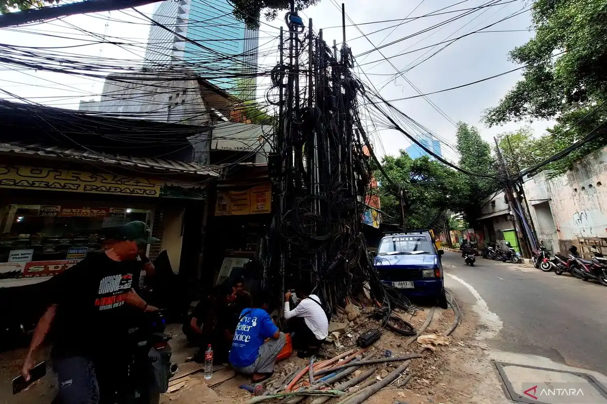 Kondisi Kabel Semrawut di Kuningan Barat Raya Memicu Keluhan Warga