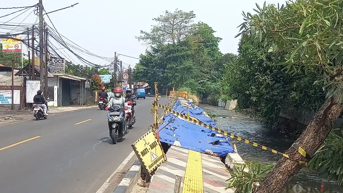 Kerusakan Trotoar Taman Secawan di Depok Belum Tangan Perbaikan