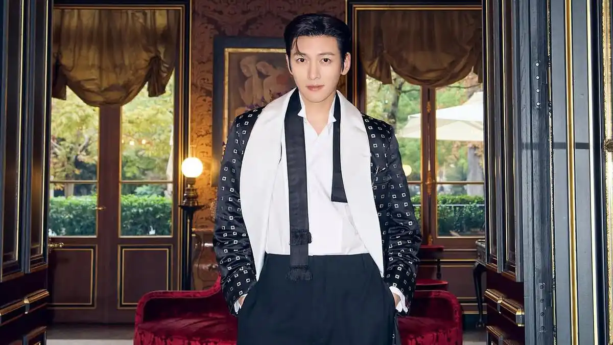 Ji Chang Wook Tampil Elegan di Paris Fashion Week dan Sapa Penggemar