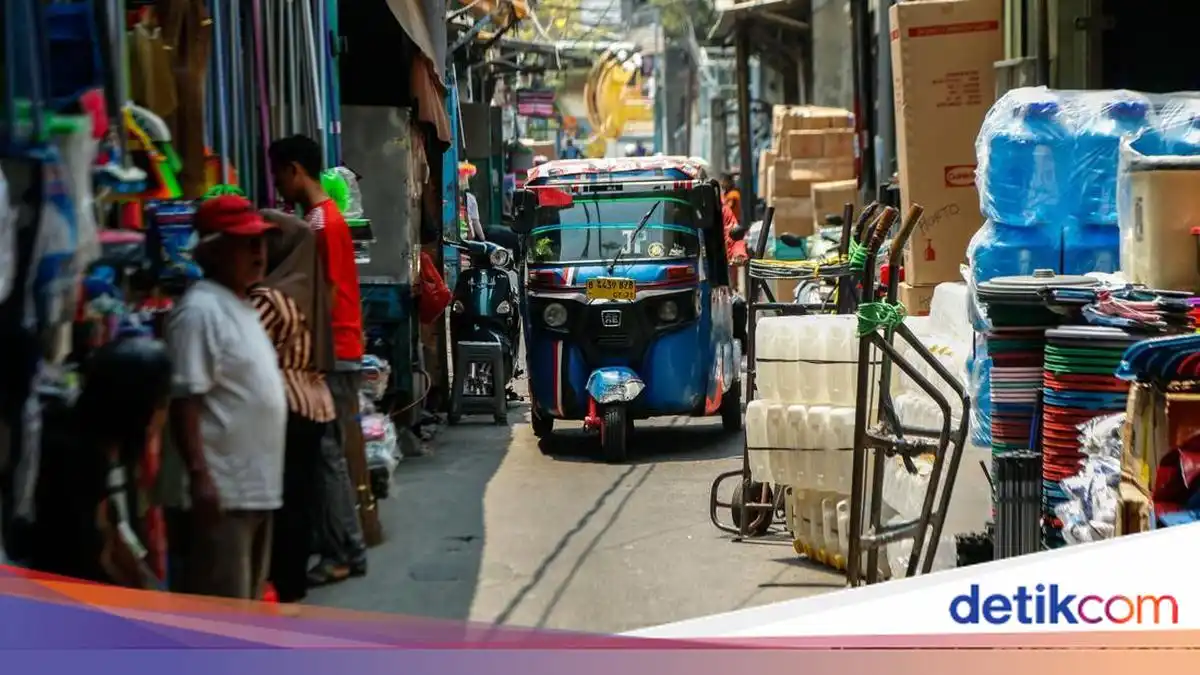 Bajaj Jakarta di Tengah Desakan Transportasi Modern