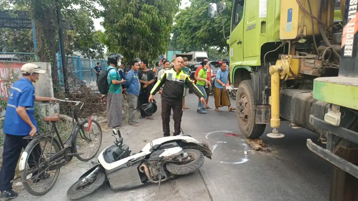 Perempuan Asal Jombang Terlindas Tronton Saat Beranjak dari Bahu Jalan di Sidoarjo