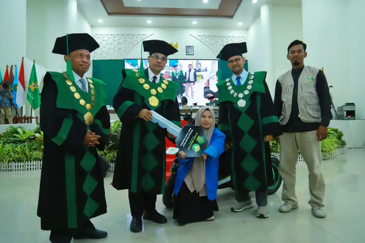 Hikma Indrawani Menerima Motor Roda Tiga untuk Mendukung Perkuliahan