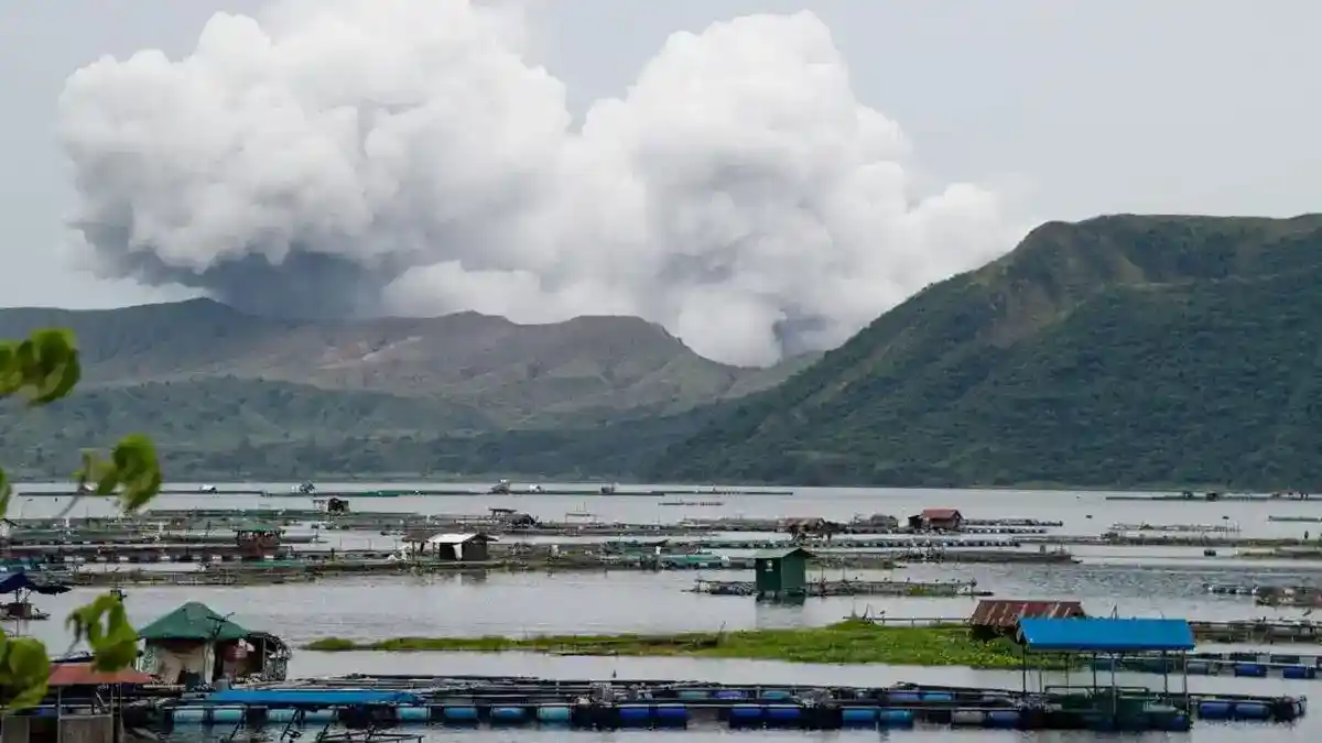 Erupsi Freatomagmatik Gunung Taal Picu Evakuasi Warga di Filipina