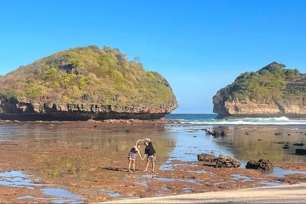 Menepi dari Keramaian, Menikmati Pesona Alami Pantai Ngalian Pacitan yang Masih Perawan